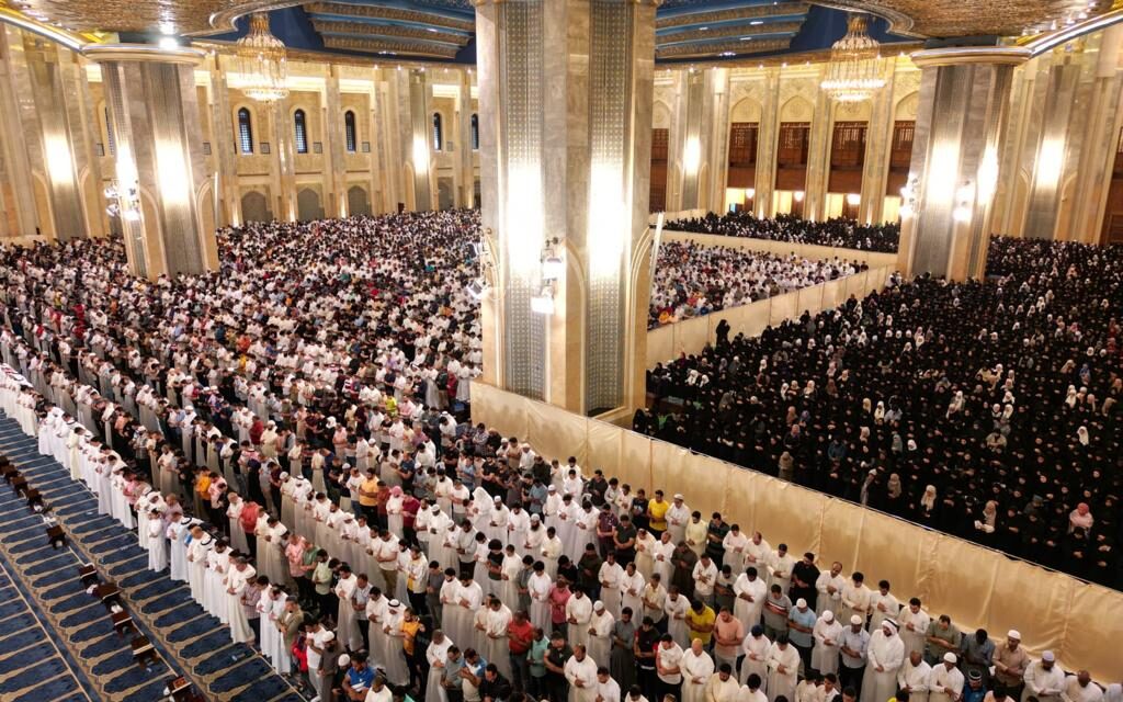 Worshippers spend night in prayer at Grand Mosque