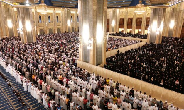 Worshippers spend night in prayer at Grand Mosque